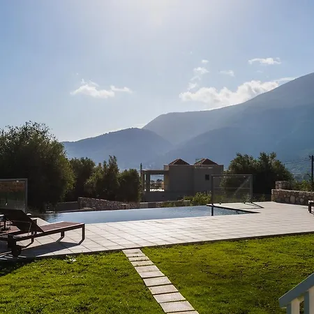 White Willa Karavomylos