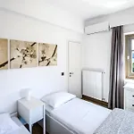 White * كارافوميلوس