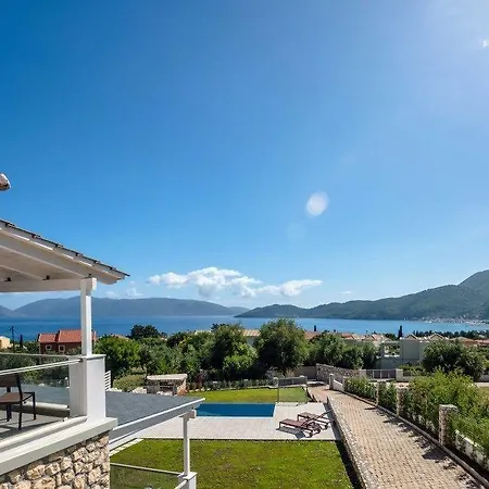 White * カラヴォミロス