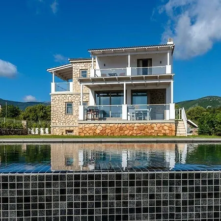 White カラヴォミロス