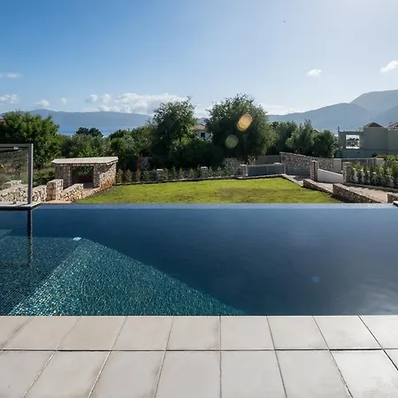 White カラヴォミロス