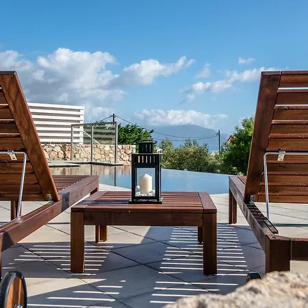 ヴィラ White カラヴォミロス