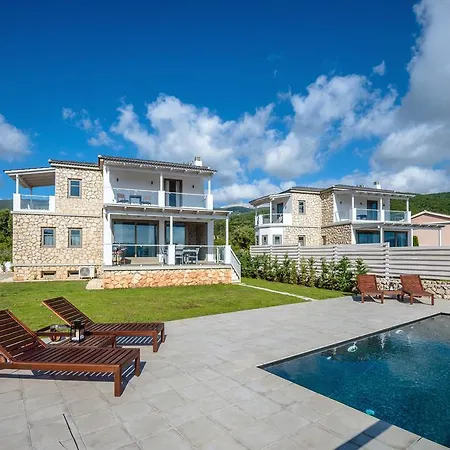 White * カラヴォミロス