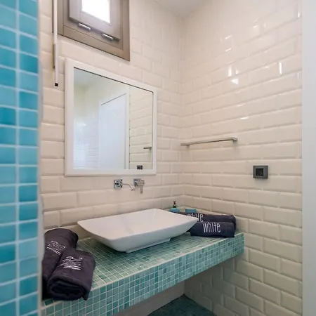 White カラヴォミロス