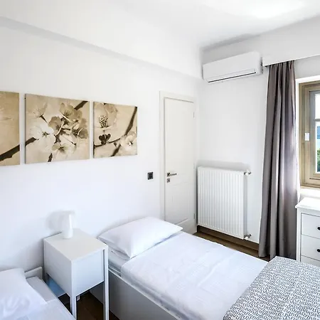 White * カラヴォミロス