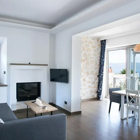 ヴィラ White カラヴォミロス