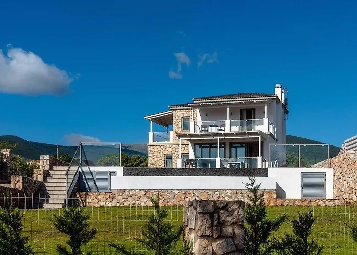 White Vila Karavomylos